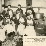 Préparation de la soupe à La Mie de Pain par les écoliers